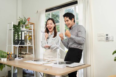 Profesyonel bir ekip yenilenebilir enerji projelerindeki başarılarını kutluyor, ESG çabalarında işbirliği sergiliyor.