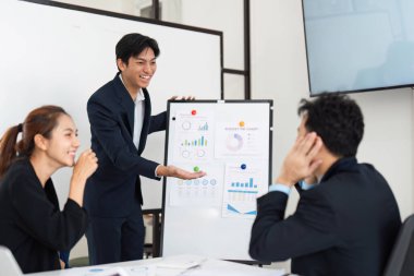 Genç bir profesyonel animasyon, yenilikçi fikirler ve stratejik tartışmalarla dolu işbirlikçi bir ortamda takım dinamiklerini gösteren bütçe verilerini sunar..