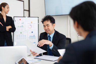 Bir yönetici tarafından yönetilen, tartışmaları kolaylaştıran ve üretkenliği artırmak için stratejik planlama katılımcılarının katıldığı odaklı bir takım toplantısı.