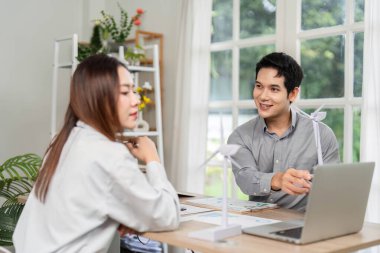 İş dünyasından profesyoneller ESG odaklı yenilenebilir enerji projelerinde işbirliği yaparak, rüzgar türbini modelleriyle davet edilen bir çalışma alanında fikirleri tartıştılar.