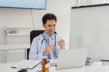 Bir teletıp oturumu sırasında doktor, interaktif bir çevrimiçi ortamda ilaç seçeneklerini ve hasta bakımı stratejilerini tartışır..