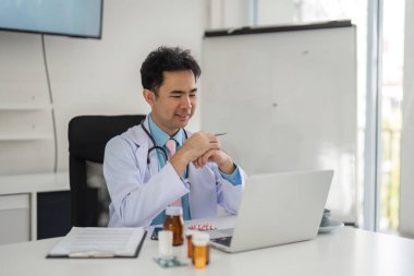 Hekim, bir hastayla internet üzerinden etkin bir şekilde iletişim kurar, bir tele sağlık oturumu sırasında sağlık soruşturmalarına hitap eder ve sağlık hizmetlerinin evrimini örnek verir..