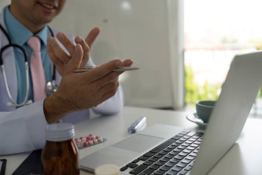 Bir sağlık hizmeti sağlayıcısı tedavi stratejilerini, hasta yönetimi ve ilaç bağımlılığına odaklanmayı ve hasta güvenliğini artırmayı açıklar..