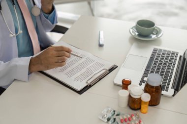 Kendini adamış bir sağlık çalışanı temel hasta bilgilerini belgelemeye, modern teknolojiyi tele-sağlık etkileşimlerinde geliştirmeye odaklar..