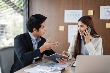 İkili enerjik bir şekilde etkileşime giriyor, iş stratejileri hakkında görüşlerini paylaşıyor ve ofiste profesyonelliği korurken beyin fırtınası yapıyor..