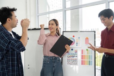 Takım, başarılı bir sunum, gülümseme ve tezahürat, cesaret ve pozitiflikle dolu verimli bir çalışma ortamı sergileyerek, bağ ve başarılarını vurgulayarak kutluyor..
