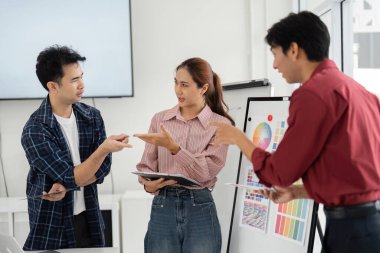Değişen perspektiflerin ortasında, ekip yapıcı bir diyalog içine giriyor, tasarım odaklı bir tartışmada işbirlikçi problem çözme kararlılıklarını sergiliyor.