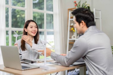 Profesyonel bir kadın meslektaşına yenilikçi yenilenebilir enerji fikirleri sunarak ESG ilkelerini tartışmalarında vurguladı.