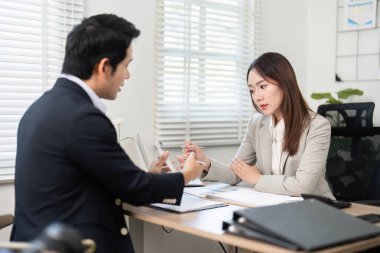 Profesyonel bir ofiste, mali danışman ve müşteri mali planlama ve yatırım hedefleri hakkında odaklı bir tartışmaya girişirler..
