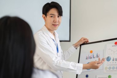 Güvenilir bir profesyonel, bir iş toplantısında finans grafikleri ve vergi stratejileri sunarak seyircilerle bağlantı kurar.