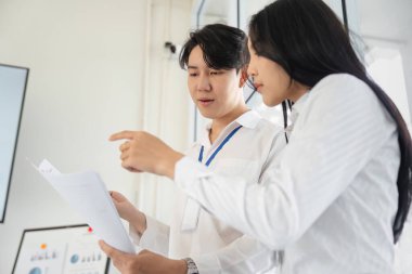 Meslektaşlar mali raporlara odaklanarak, başarı stratejileri hakkında verimli bir tartışmaya girişiyor.