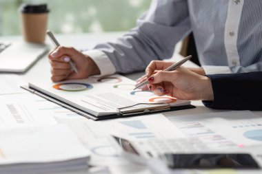 Takım üyeleri, finansal veri ve stratejilerin gözden geçirilmesinde, etkin planlama için çizelge ve belgelerin kullanılmasında işbirliği yaparlar..