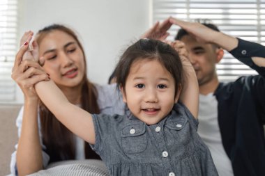 Genç bir kız, aile hayatındaki sevgi ve bağın somutlaştırıldığı eğlenceli bir anı ailesiyle paylaşır..