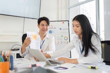 İki genç profesyonel vergi stratejileri, takım çalışması ve ofis ortamında işbirliği hakkında bir tartışmaya girişti.