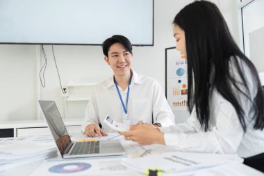 Meslektaşlar vergi planlarıyla ilgili dostane bir tartışmaya girişerek, olumlu bir çalışma ortamı oluştururlar..