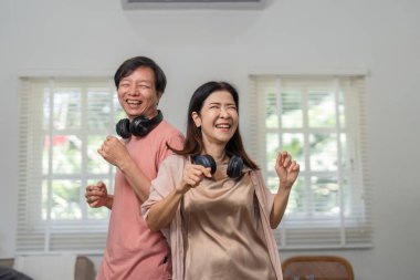 Çeşitli çiftler evlerinde kulaklık takıp gülerek ve dans ederek birbirlerine eşlik ederek eğleniyorlar..