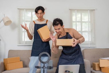 İki çevrimiçi satıcı, yaratıcılık ve girişimciliğin vurgulandığı canlı bir oturuma hazırlanırken ürünlerini sunuyorlar..