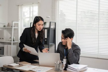 İş adamları çağdaş bir ofiste proje çözümleri üzerinde işbirliği yaparak etkili takım çalışması ve iletişim gösterirler.