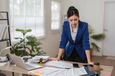 Profesyonel bir muhasebeci finansal belgeleri ve raporları inceler, çalışmalarında gayret gösterir..