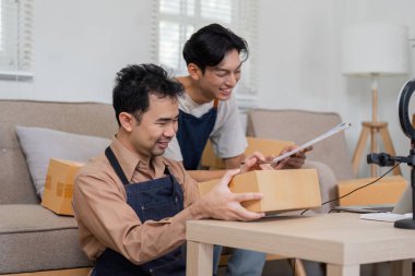 İki hevesli çevrimiçi satıcı, girişimci ruhlarını ve takım çalışmalarını ön plana çıkaran paketleme siparişleri üzerinde işbirliği yapıyorlar..