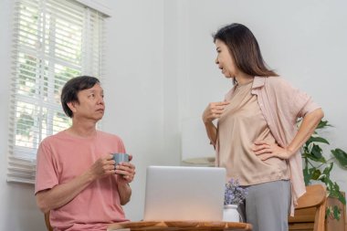 Çeşitli bir çift ciddi bir tartışmaya giriştiler, biri elinde bir kupa, diğeri ise rahat bir ofis ortamında düşüncelerini dile getiriyordu..