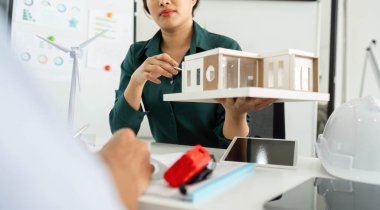 Adanmış bir profesyonel, yenilikçi tasarım ve ESG bağlılığını vurgulayan sürdürülebilir bir yapı modeli sunar.