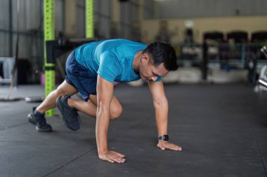 Dağ tırmanışçılarını infaz eden bir adam, çevikliğini ve gücünü canlı bir spor salonunda sergiliyor..