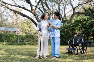 Şefkatli bir hemşire, yaşlı hastalarla birlikte huzurlu bir bahçede dolaşır, sağlık ve refahı teşvik eder..