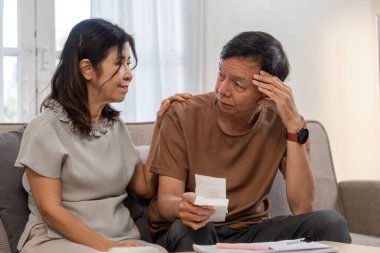 Kıdemli çift birlikte oturup, mali konuları tartışıyor ve evde bütçelerini planlıyorlar..