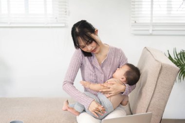 Sadık, bekar bir anne, bebeğiyle ilgilenirken telefonuyla iş görüşmelerini yönetirken ebeveynliğin zorluklarını gösteriyor..