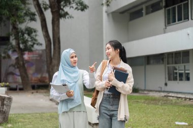 İki farklı üniversite öğrencisi kampüste birlikte yürürken aynı konuyu tartışıyor, dostluk ve akademik dostluk sergiliyorlar..