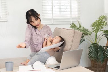 Çalışkan, bekâr bir anne, iş çağrılarını yönetir ve bebeğini besler. Mesleki görevlerinin dengesini ve ev işindeki ebeveynliği örnek gösterir..