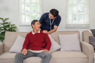 Bir hemşire, yaşlı bir hastaya duygusal destek verir, eve hoş geldin sağlık hizmetlerinde güven ve rahatlık sağlar.