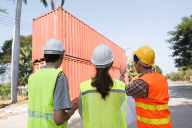 Bir mühendis, bir proje yöneticisi ve bir işçiden oluşan üç kişilik bir inşaat ekibi proje alanını değerlendiriyor ve planları elimizdeki planlarla tartışıyor..