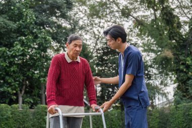 Kendini adamış genç bir bakıcı huzur dolu bir bahçede yürüyen yaşlı bir adama yardım eder. Bağımsızlığı teşvik eder ve güven veren bir ilişki kurar..