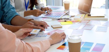 Bir grup profesyonel UI UX tasarım unsurları ve bir proje için renk seçimine odaklanarak yaratıcı bir atölyede çalıştı.