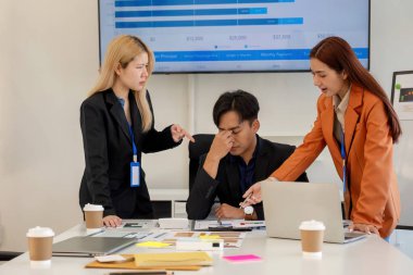 Profesyonellerden oluşan bir ekip proje zorluklarını analiz ederek, modern bir çalışma alanında etkili çözümler bulmak için ciddi bir tartışmaya girişiyor..