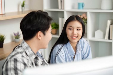 İki tasarımcı UX ve UI tasarım kavramları hakkında canlı bir tartışmaya giriştiler..