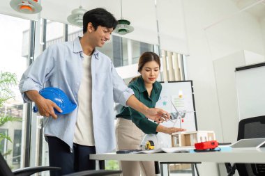 Mühendisler, modern bir ofiste sürdürülebilir mimari, model ev ve yenilenebilir enerji özellikleri hakkında görüşlerini paylaşıyorlar..