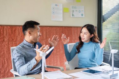 İki meslektaş, sürdürülebilirlik için işbirliği ve yenilikçi çözümleri vurgulayan ESG stratejileri üzerinde fikir alışverişinde bulundu.