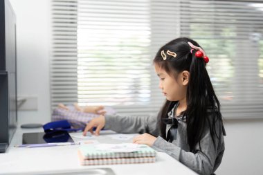 Genç bir kız yaratıcı projesine odaklanır, sanatsal yönünü parlak, davet edici bir çalışma alanında keşfeder..