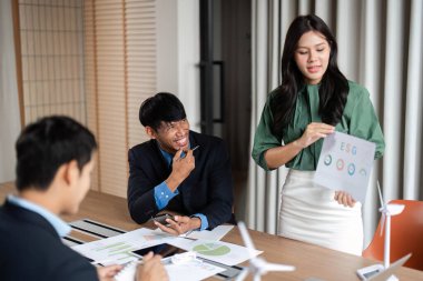 Çeşitli bir ekip ESG girişimlerinde işbirliği yaparak, profesyonel bir ortamda sürdürülebilirliğe ve sorumlu yönetime olan bağlılıklarını sergiliyor.
