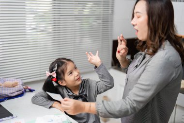 Bir anne ve kız olarak keyifli bir an. Sıcak bir mutfak ortamında birlikte öğrenme aktiviteleri yapıyorlar..