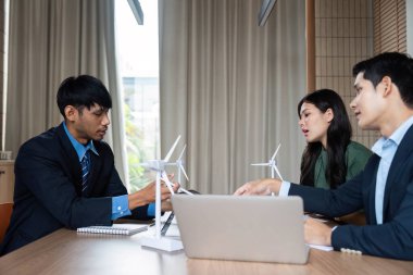 İş adamları ESG strateji toplantısına katıldı, rüzgar türbini modellerini sergilediler ve sürdürülebilirliği tartıştılar.