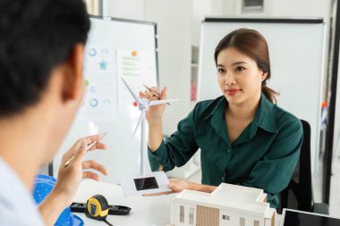 Odaklanmış bir profesyonel, ESG ilkeleri ve yenilikçi tasarımı vurgulayarak çevre dostu yapı modelleri sunar.