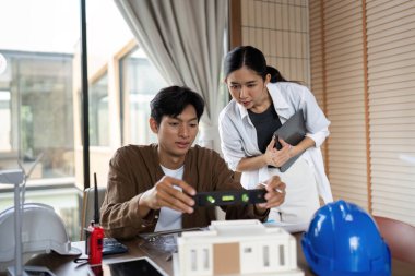 Mimarlar, sürdürülebilir uygulamaları ve ESG ilkelerini vurgulayarak, bir model binanın elden incelemesine giriştiler.