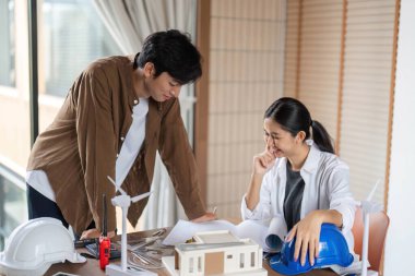 İki genç mimar, çevre dostu tasarımlar ve proje stratejileri hakkında verimli bir tartışmaya girişti..