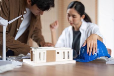 Çevre dostu yapı modelleri ve planlarını analiz eden iki mimar, çevre sorumluluğu ve yenilikleri vurguladı.