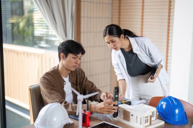 İki mimar, ESG ilkeleri ve yenilikçi tasarım stratejilerine odaklanarak sürdürülebilir bir model üzerinde işbirliği yapmaktadır..