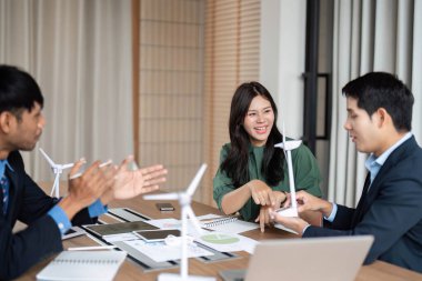 İş dünyası ekibi ESG stratejileri hakkında animasyon bir tartışmaya girişiyor, bir toplantıda sürdürülebilirliği ve kurumsal sorumluluğu vurguluyor.